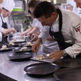 Les chefs suisses en pleine action ce lundi soir dans les cuisines du Chalet d'Adrien à Verbier.